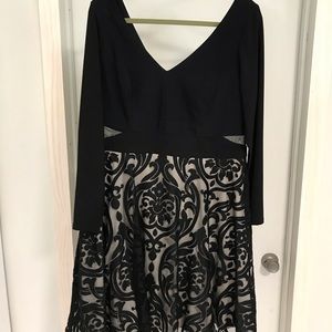 Xscape size 14 w dress hits right above the knee side cut outs with black mesh